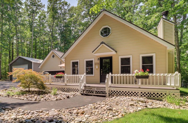 Higgins Lake Retreat w/ Dock Access + Beach Nearby