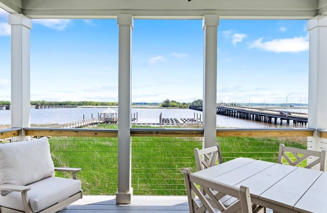 Dock and Dwell at the Winyah Bay Club, Pool, Outdoor Lounge/Grill and Boat Slip included!