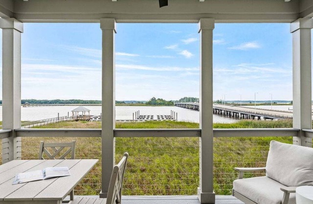 Dock and Dwell at the Winyah Bay Club, Pool, Outdoor Lounge/Grill and Boat Slip included!