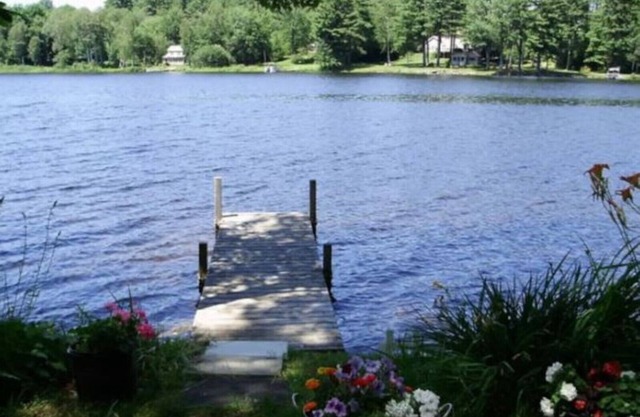 Dock, Deck und Terrasse am See.
