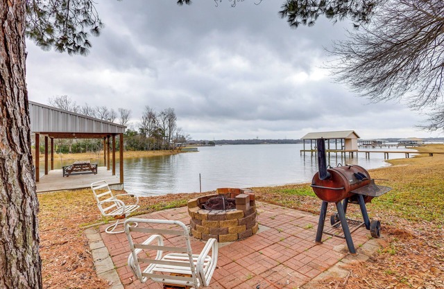 Dock, Decks & Views: Lakefront Cottage