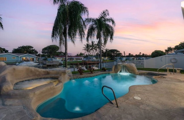 Dock, Kayaks, Pool, JACUZZI, ping pong, billiards, all beach gear, and more!