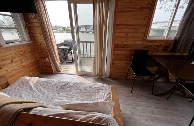 Dock Life Beach 1 - Cottage 11, Riverside 2 bedroom, 3 min walk to Beach 1