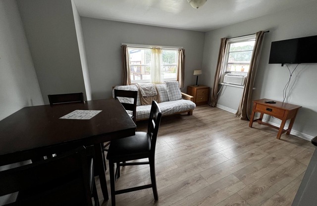 Dock Life Beach 1 - Unit 16, Riverside Property, 2 Bdrm, 3 min walk to Beach 1