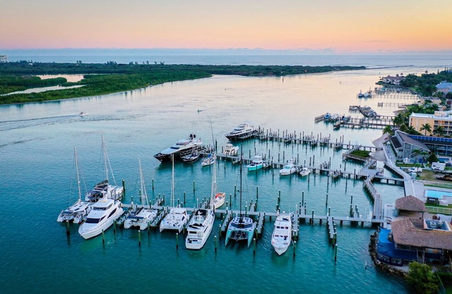Dockside Inn & Resort