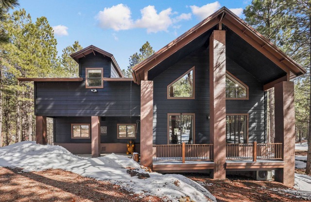Dog-friendly lodge in the pines with hot tub, firepit, fireplaces & great deck