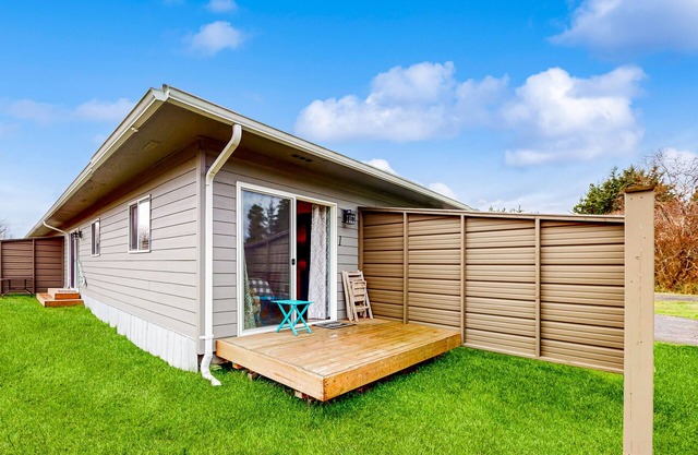 Dog-friendly, 1st-floor studio with hot tub, deck & lovely view, walk to beach
