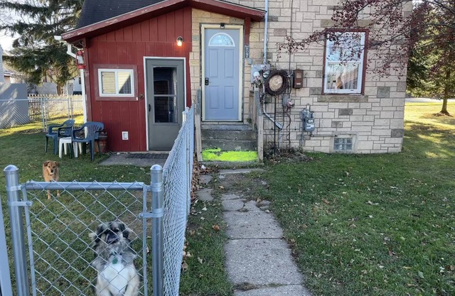 Dog Friendly 2 Bedroom Upper Unit in Iron River