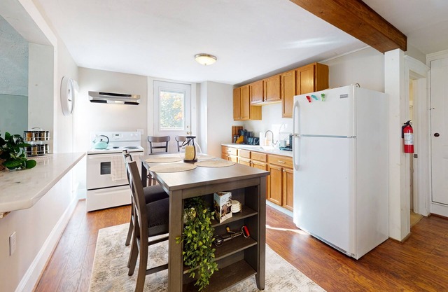 Dog-friendly 2-story duplex near Pico & Killington with firepit, deck, W/D, & AC