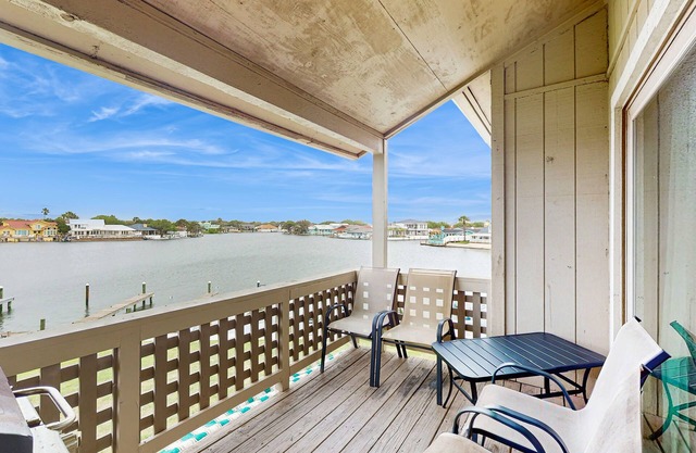 Dog-Friendly 2nd-Floor Condo w/Bay Views, 2 Shared Pools & Tennis Court, WiFi