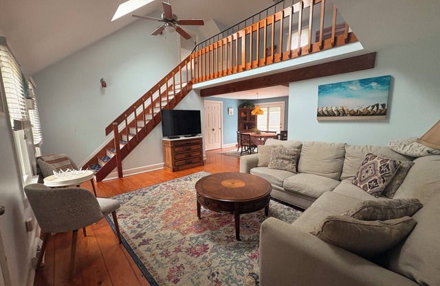 Dog friendly, 3-BR in Falmouth with a short drive to the beach. Enjoy your stay!