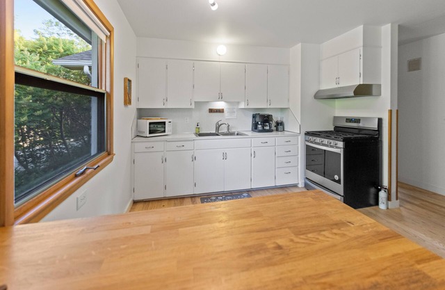 Dog Friendly and 3 miles from Town!