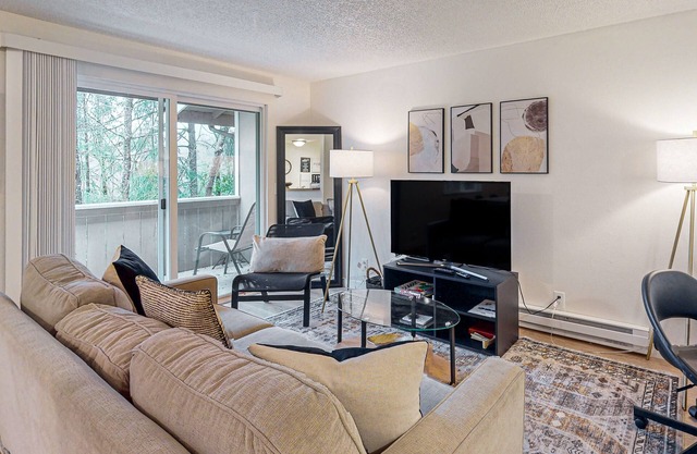 Dog-friendly apartment with bay views & balcony - walk to waterfront