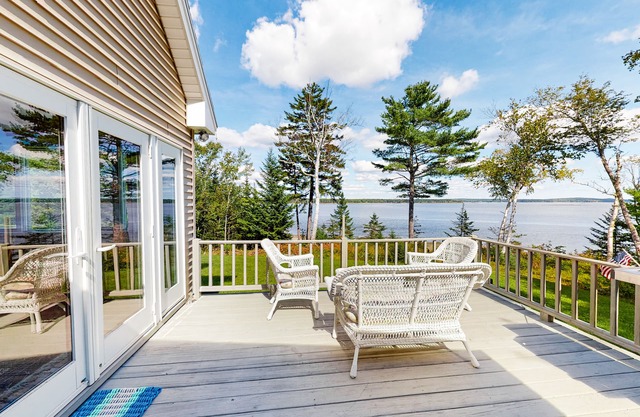Dog-friendly, bayfront home w/rocky beach, full kitchen, washer/dryer & firepit