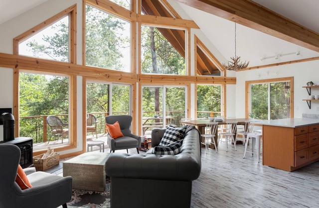 Dog friendly cabin + hot tub, nestled amongst the trees