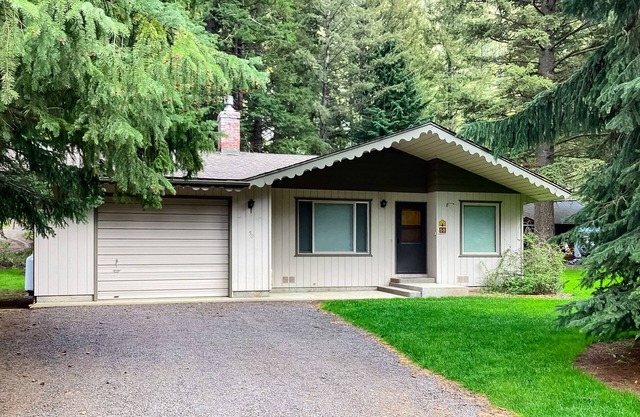 Dog-friendly cabin near lake with mountain view, gas fireplace, deck, & W/D