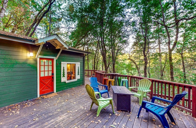 Dog-friendly cabin under towering redwoods w/expansive deck, bbq & hot tub