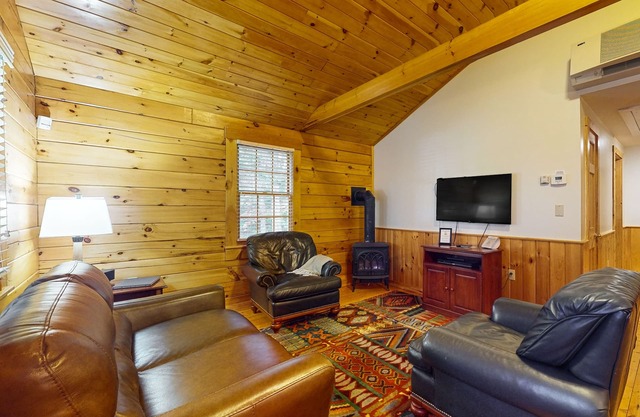 Dog-friendly cabin with wooded views, fireplace, AC near outdoor recreation
