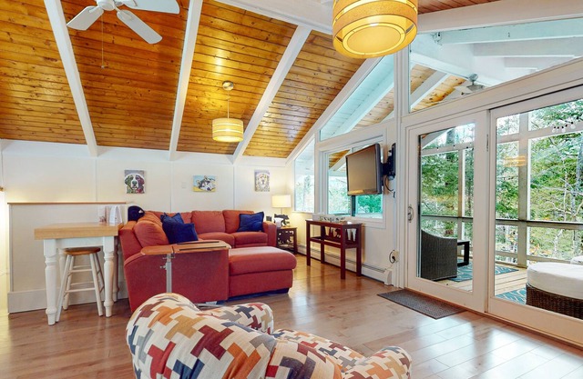 Dog-friendly chalet among the treetops with pellet stove & porch - near Attitash