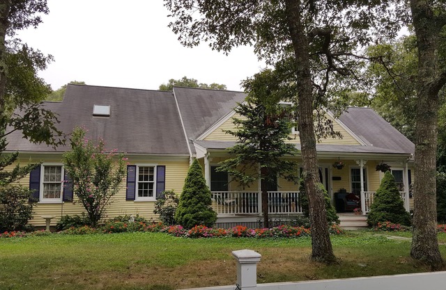 Dog friendly, clean 4 Person Studio with Separate Entrance 2.4 miles to Beach