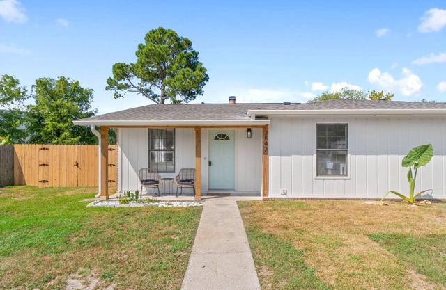 Dog-friendly coastal home with enclosed yard, firepit, grill, covered patio, AC