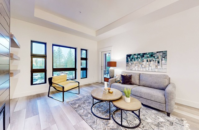 Dog-friendly condo with resort amenities, fireplace, full kitchen, AC, & W/D