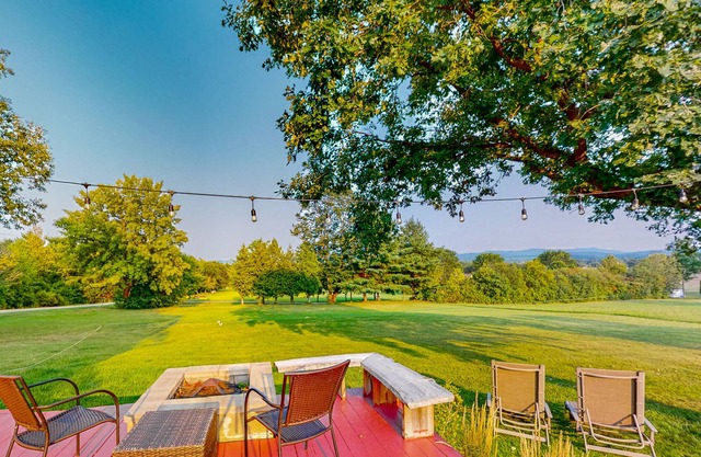 Dog-friendly cottage with gorgeous setting, mountain view, deck & fireplace