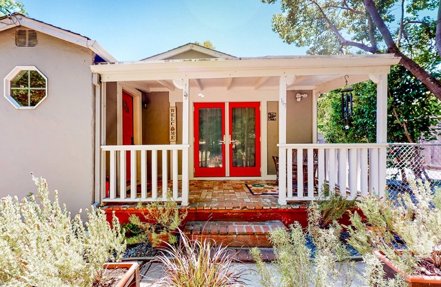Dog-friendly cottage with porch in quiet neighborhood, close to everything