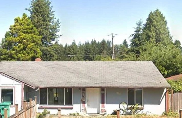Dog Friendly Cozy Remodeled Shoreline Rambler