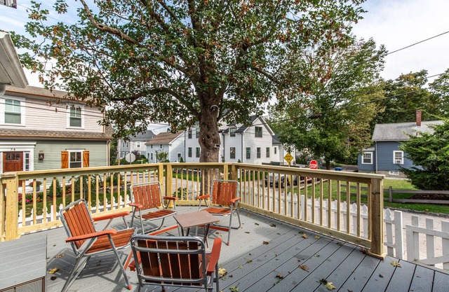 Dog Friendly Downtown East Greenwich Cottage