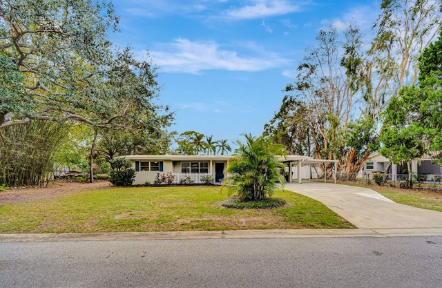Dog-friendly downtown home with enclosed backyard, patio, grill, bikes & firepit