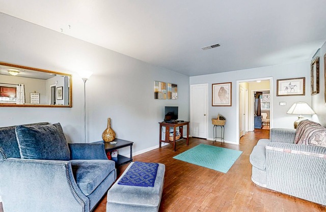 Dog-friendly duplex with firepit, patio, enclosed backyard, streaming, & W/D