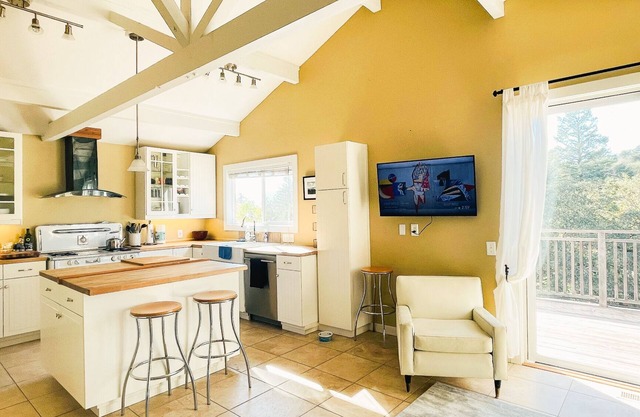 Dog Friendly! Fabulous Kitchen & Large Deck w/ Scenic Views