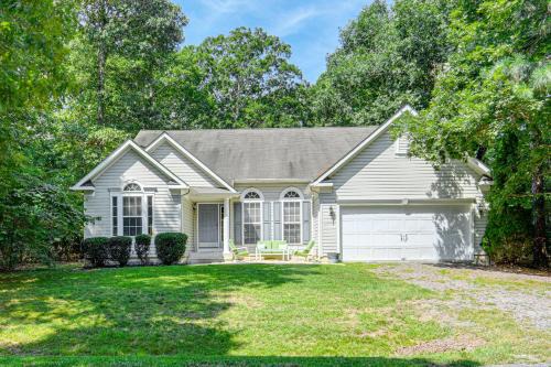 Dog-Friendly Family Retreat Near Chincoteague Bay!