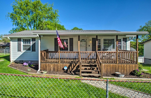 Dog-Friendly Fayetteville Home w/ Hot Tub!