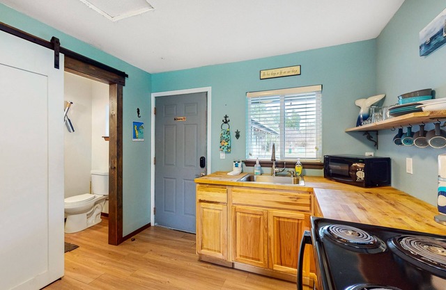 Dog-friendly, first-floor condo near beach w/hot tub & great for crabbing