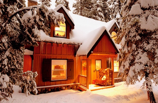 Dog-friendly forest cabin with deck & fireplace, blocks to Lake Tahoe/trails