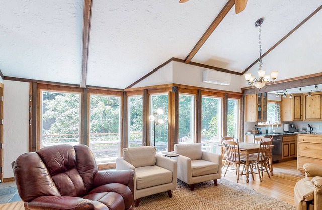 Garden cottage with loft, deck, firepit, wood stove, & balcony - near beach