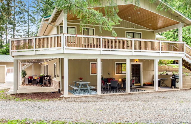 Dog-friendly ground-floor home with spacious patio, gas firepit, grill & WiFi
