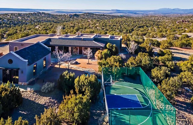Dog-friendly guest house near trails with outdoor kitchen, fireplace, patio, gym