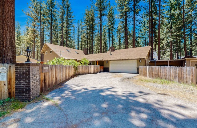 Dog-friendly home with large fenced yard - minutes to Heavenly & lake