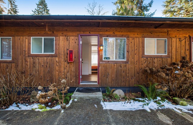 Dog-friendly hiker's studio with fast WiFi & mountain views