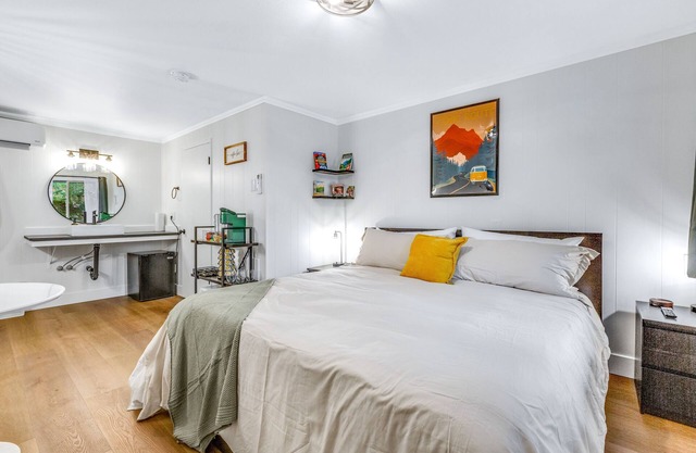 Dog-friendly hiker's studio with mountain views & fast WiFi - close to hiking