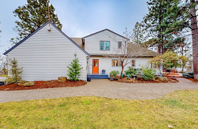 Dog-friendly hilltop estate with fireplace & incredible Columbia River view