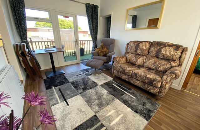 Dog Friendly Holiday Chalet close to the Beach Bar & Restaurant on-site