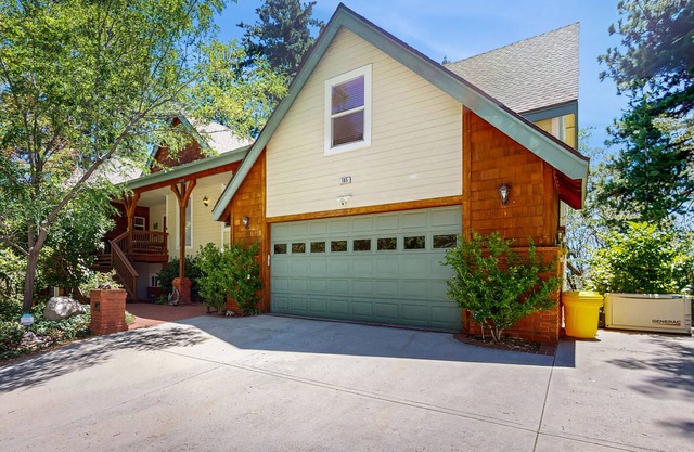 Dog-friendly home w/fireplace, gas grill & expansive deck w/breathtaking views