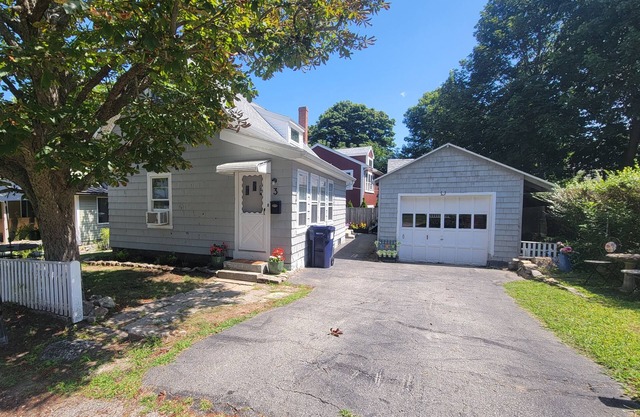Dog Friendly Home in Rockport- Less Than 1/2 Mile Walk to Beaches & Shops!