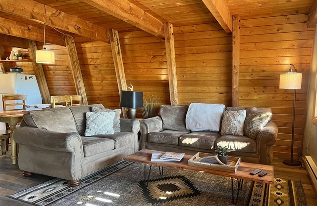 Dog friendly home minutes to Yellowstone
