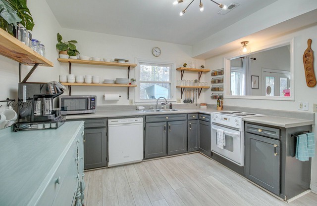 Dog-Friendly Home Near Carters Lake w/Amenities