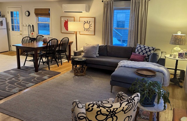 Dog-friendly home to yourself - only 7 minutes to downtown Portland